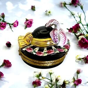 Limoges Peint Main Plumed Ladies Spring Hat Porcelain Trinket Box France